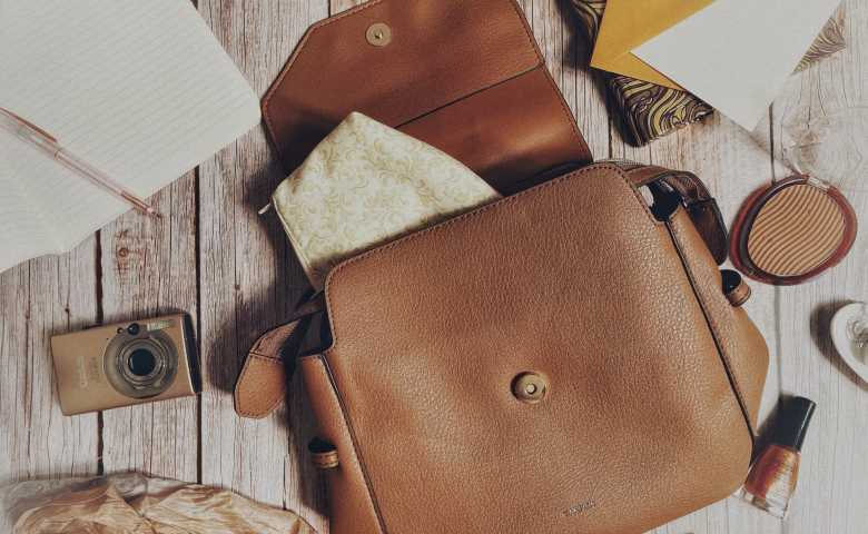 Rutin membersihkan tas - IS_ Unsplash