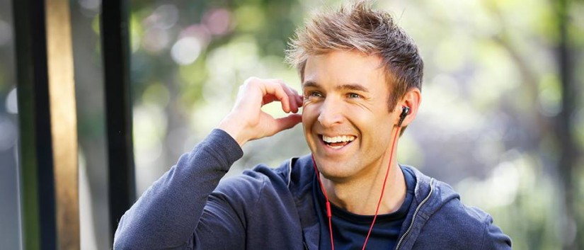 benda yang sering hilang saat berlibur - earphone