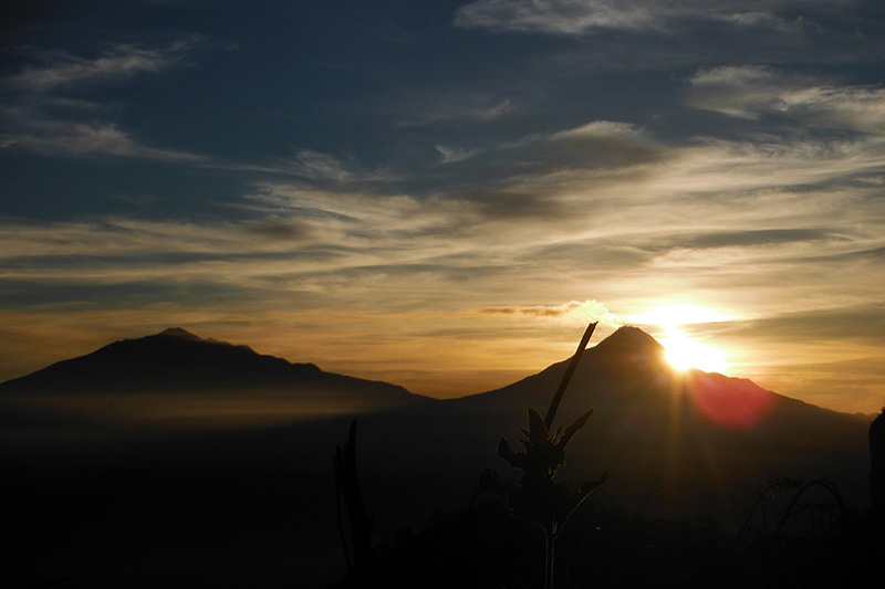 lokasi terbaik memotret matahari terbit - puncak suroloyo