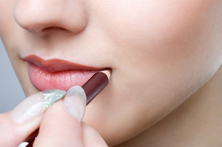 tips cantik pakai lipstick matte - lip liner