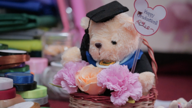 Onne Hana dan Putri Rizky - Dua Sahabat Pembuat Boneka Wisuda - kisah sukses penjual online di Tokopedia