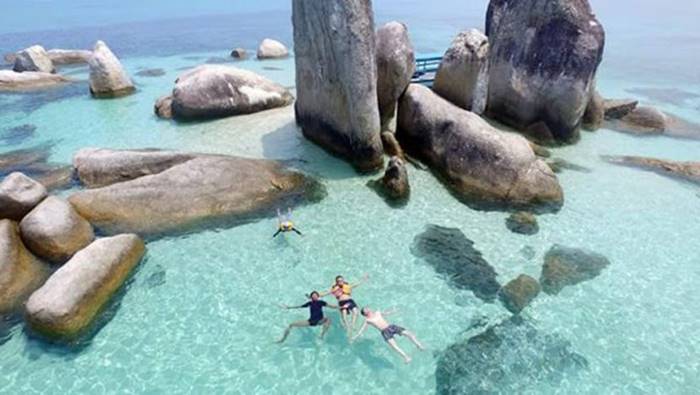 pantai batu berlayar - Belitung