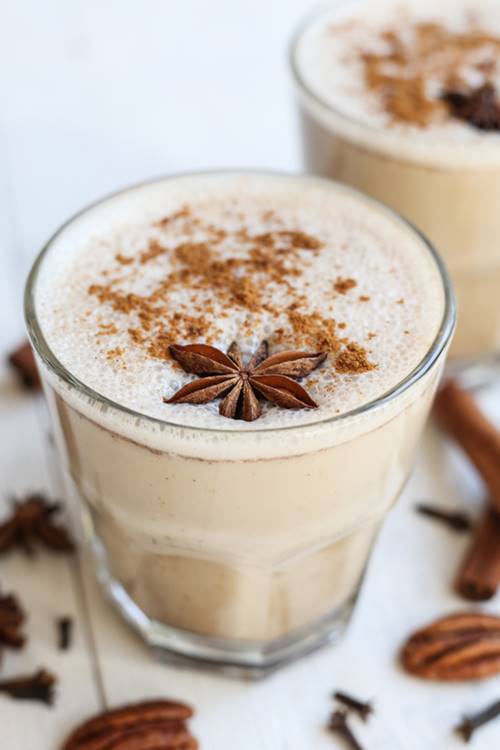  yaitu menikmati secangkir minuman hangat sambil bersantai 7 Resep Minuman Hangat yang Nikmat Disantap saat Musim Hujan