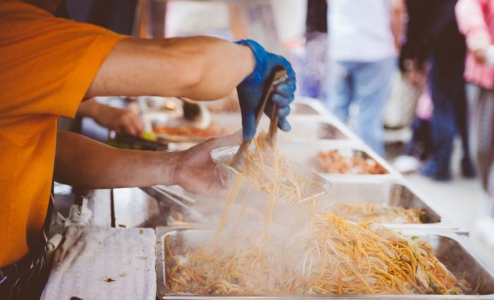 tips liburan - makan makanan lokal