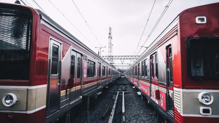 tradisi ngabuburit unik - menonton kereta api