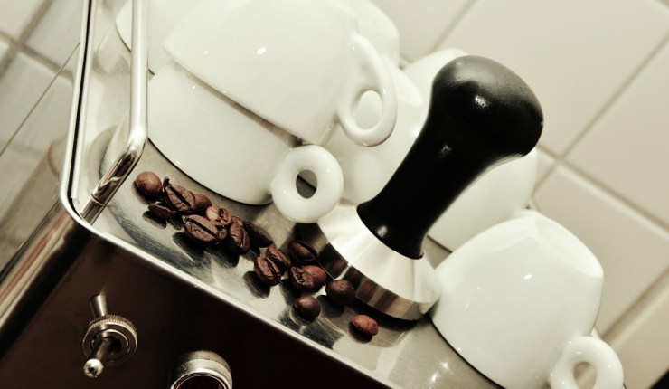 Bagi kalian yang sering berkunjung ke kedai kopi langganan pasti sudah sering melihat ala Yuk, Ketahui Cara Membuat Kopi dengan Menggunakan Coffee Maker!