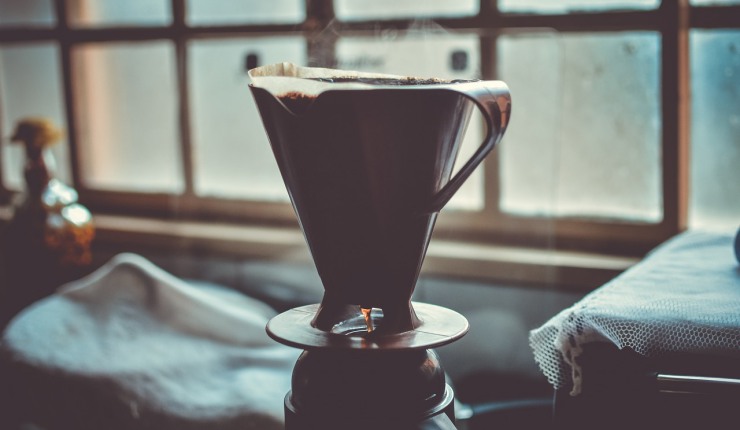 Bagi kalian yang sering berkunjung ke kedai kopi langganan pasti sudah sering melihat ala Yuk, Ketahui Cara Membuat Kopi dengan Menggunakan Coffee Maker!