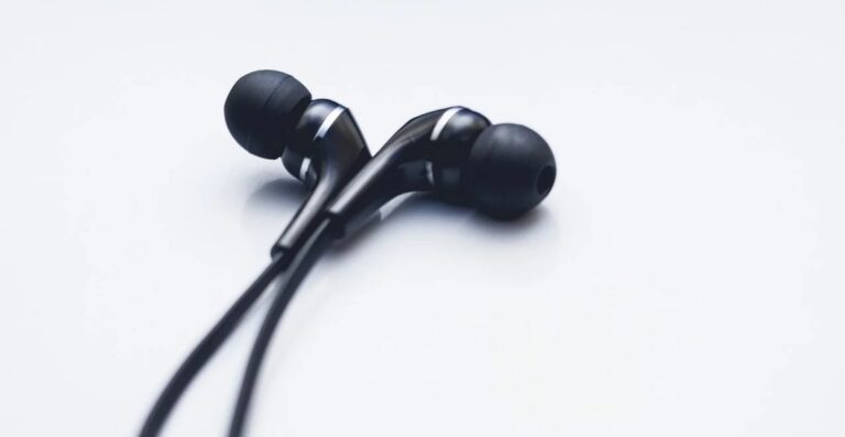 12 Earphone Headset Terbaik 2020 Mulai Rp 100 Ribuan<script async src=