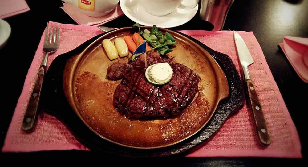tempat makan romantis di surabaya angus house