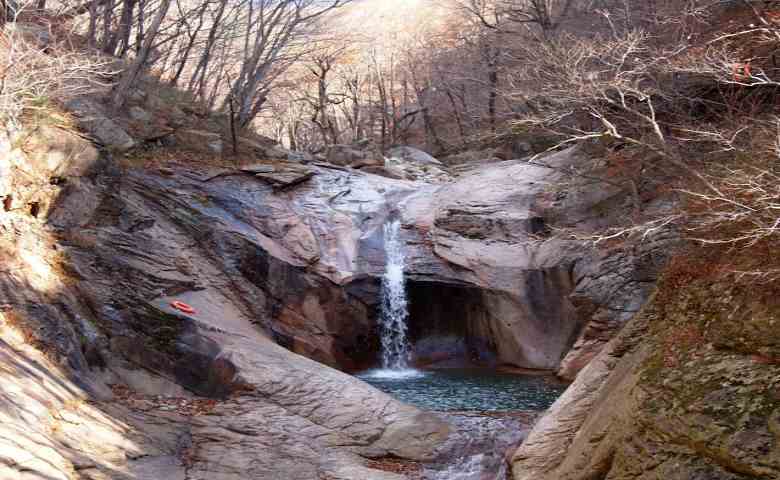 tempat wisata alam di korea selatan . Air Terjun Yongso