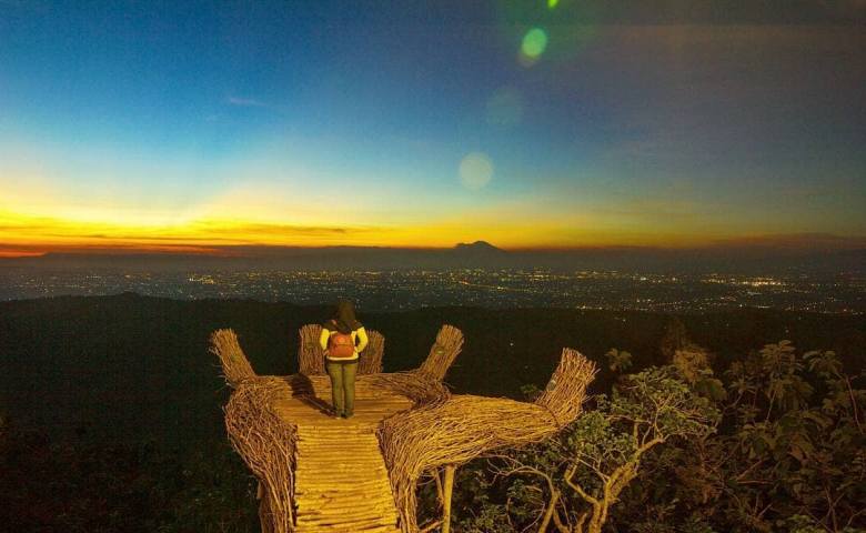 tempat wisata romantis di jogja Hutan Pinus Pengger