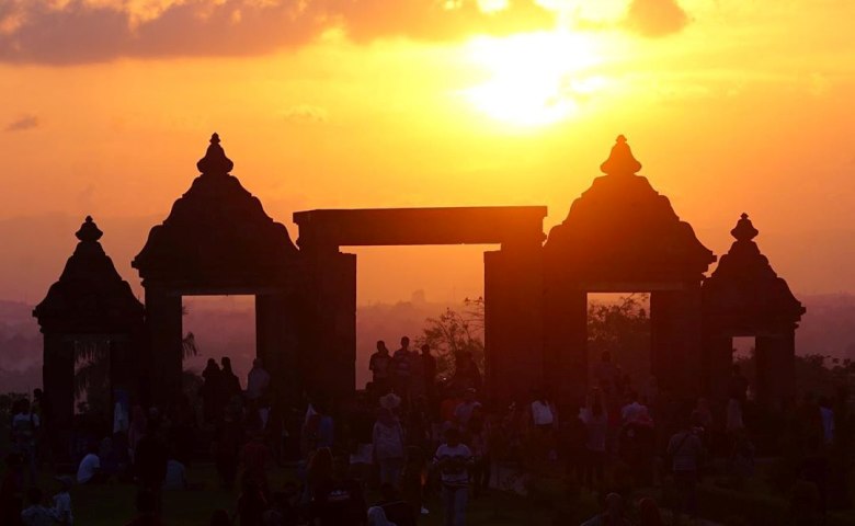 tempat wisata romantis di jogja Istana Ratu Boko
