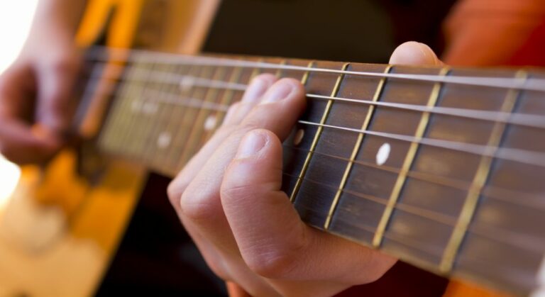 11 Cara Bermain Gitar untuk Pemula 11 Cara Bermain Gitar untuk Pemula