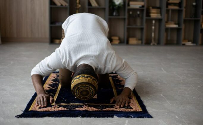 Niat, Doa dan Panduan Cara Shalat Tarawih di Rumah