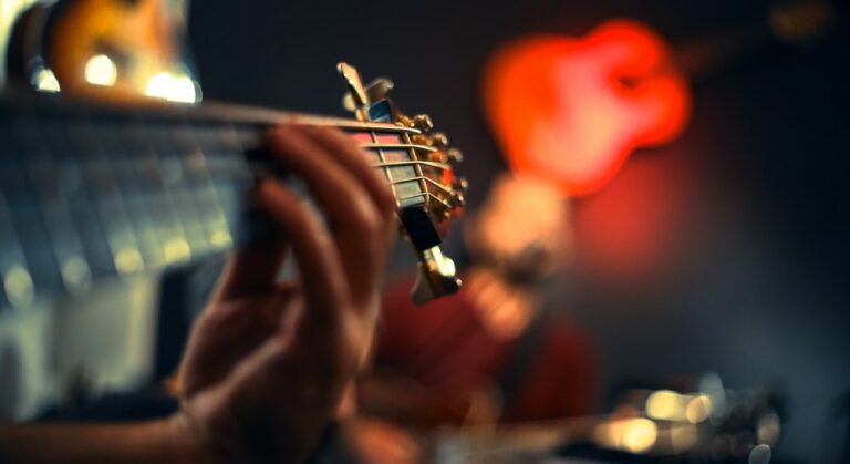 11 Cara Bermain Gitar untuk Pemula