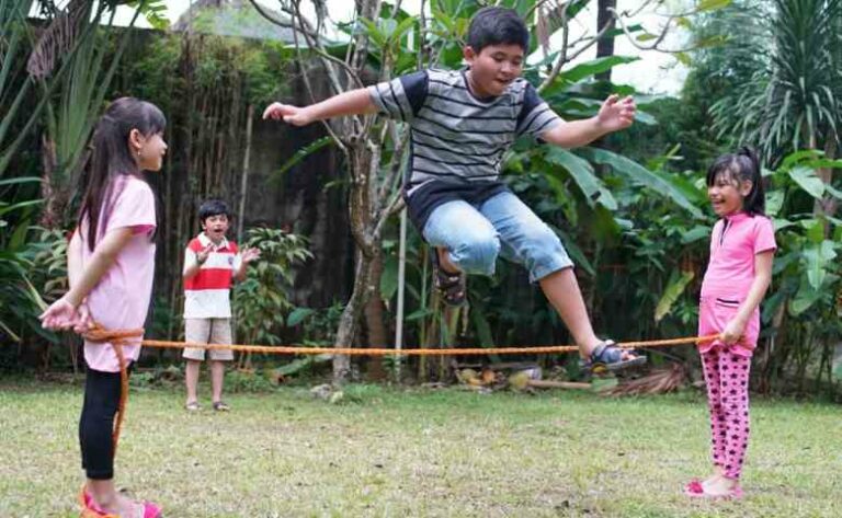 11 Permainan Tradisional Indonesia yang Seru, Kreatif & Menyehatkan