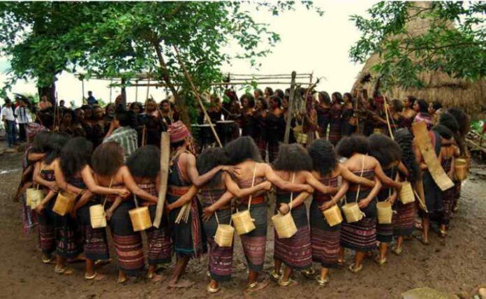 25 Tarian Daerah Terbaik Berikut Gambar, Properti & Maknanya