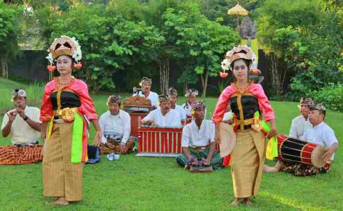 25 Tarian Daerah Terbaik Berikut Gambar, Properti & Maknanya