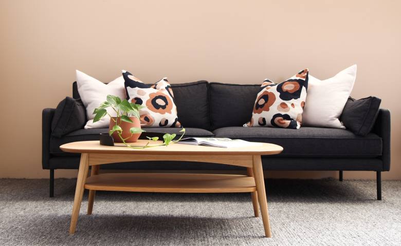 Sofa Berwarna Gelap