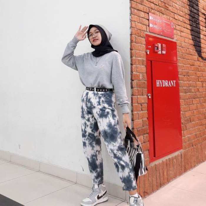 7 Inspirasi OOTD Baju Tie Dye Hijab 