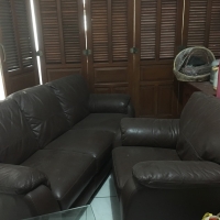 Sofa kulit dan meja informa