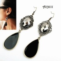 Anting Black Gothic Crystal Teardrop