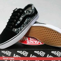 Sepatu vans bermotif