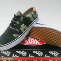 Sepatu vans bermotif
