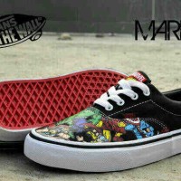 Sepatu vans bermotif