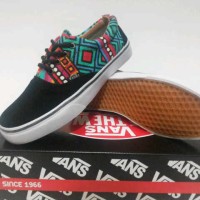 Sepatu vans bermotif