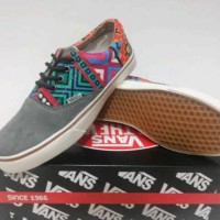 Sepatu vans bermotif
