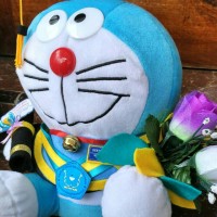 Jual Boneka Wisuda Doraemon 35cm + Bucket Bunga Murah