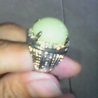 cincin batu fosfor natural menyala dalam hijau