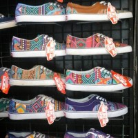 sepatu vans tribal