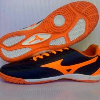 SEPATU FUTSAL MIZUNO WARNA HITAM LIST ORANGE