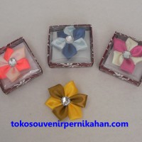 Jual Souvenir Pernikahan Bros Bunga Satin Murah