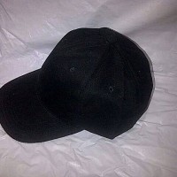 topi polos hitam lis putih