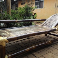kursi santai bambu hitam