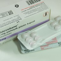 Jual ROACCUTANE 10MG (OBAT JERAWAT TERAMPUH) ORIGINAL ROCHE TURKI (1 STRIP) Murah