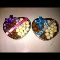 Coklat Delfi Almond & Mede Mix Coklat Delfi putih Isi oreo Toples Hati