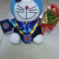 Jual boneka wisuda doraemon senyum 40cm + bunga Murah
