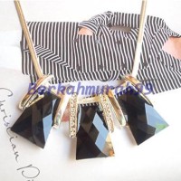 Kalung Tali Logam Tipis Dengan Liontin 3-Kapak Berhiaskan Kristal