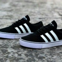 sepatu sneakers pria keren terbaru nongkrong gaya Adidas Adi Ease.