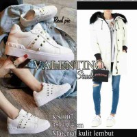 sepatu kets white studed valentino