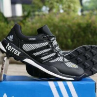 Sepatu olahraga pria jogging nongkrong keren terbaru Adidas Terrex