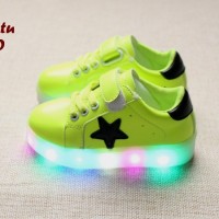Sepatu LED HIJAU STABILO keren dengan lampu LED warna warni