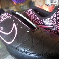 Sepatu Bola Nike Tiempo SB10 Hitam Pink