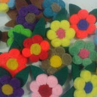 Jual souvenir pernikahan / khitanan - bros flanel bunga Murah