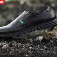 Sepatu Slip On Pria Kickers