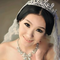 Aksesoris set mahkota, kalung dan antingan diamond untuk pengantin